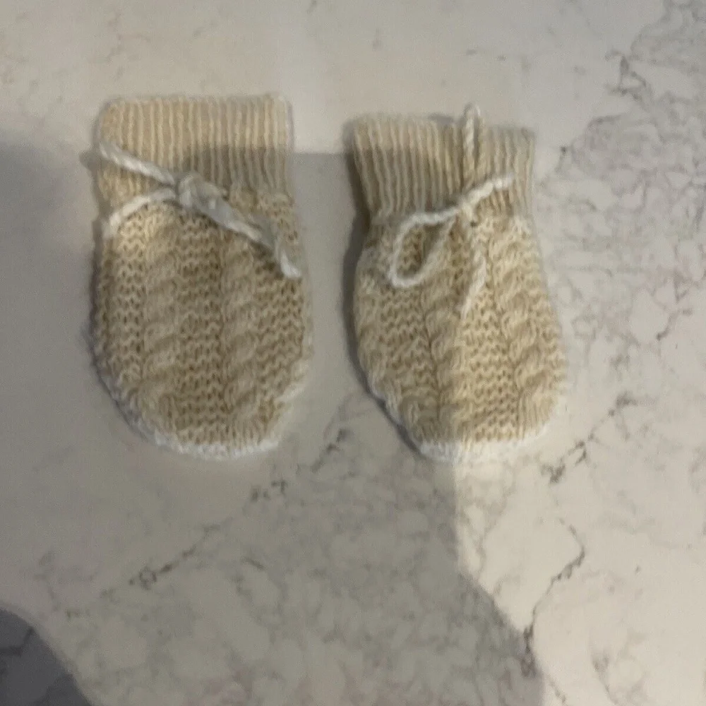 100% cashmere baby ivory knit mittens 6-12 months